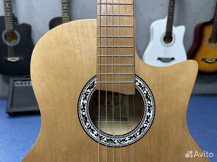 Акустическая шестиструнная гитара с широким грифом