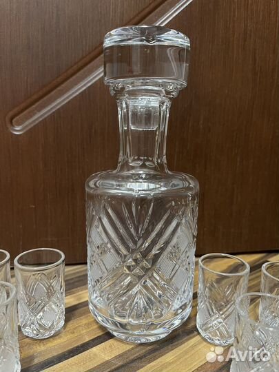 Хрустальный графин с рюмками