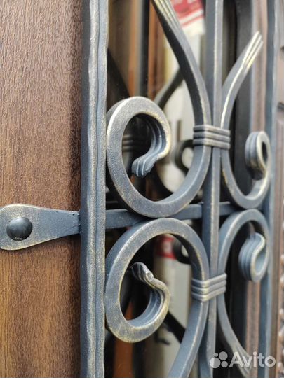 Входная уличная дверь с окном и ковкой 