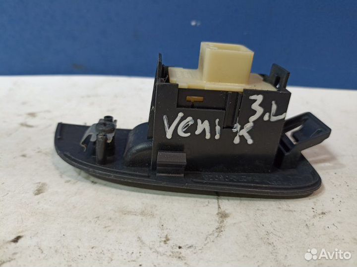 Кнопка стеклоподъемника задняя левая Toyota