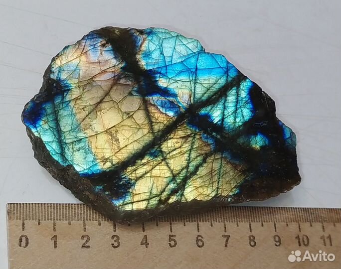 Лабрадор минерал с красивой иризацией