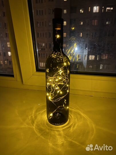 Гирлянда с пробкой для бутылок вместе с бутылками