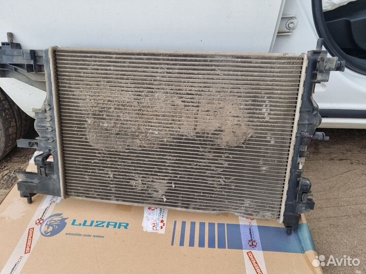 Радиатор охлаждения б/у Opel Astra J 1.6