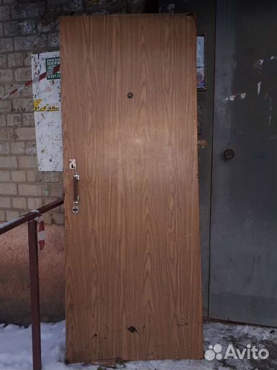 Дверь входная металлическая б/у