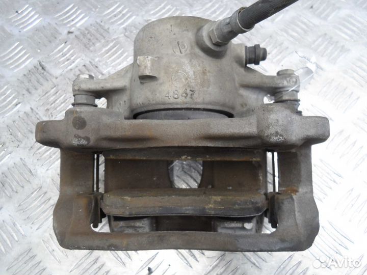 Суппорт передний левый Mercedes C-klasse W204