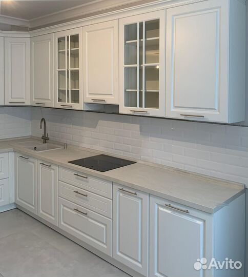 Угловая кухня под потолок на заказ