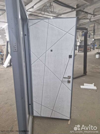 Дверь с умным электронным замком