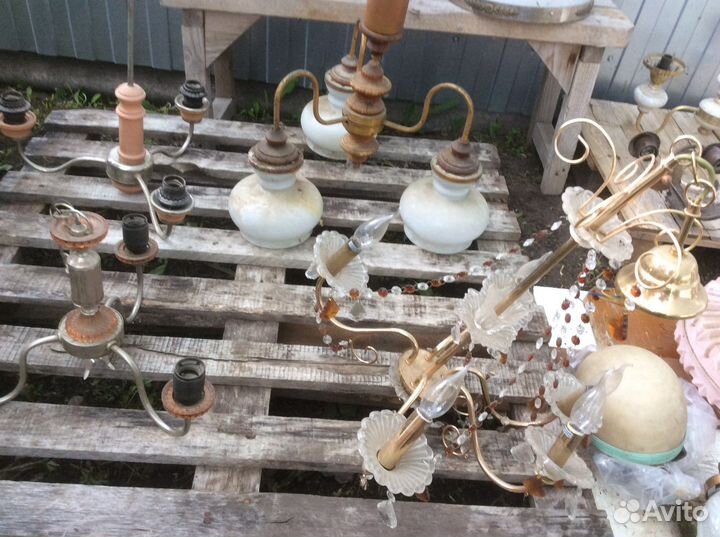 Много разных люстр и плафонов