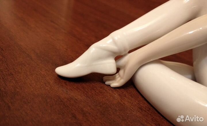 Статуэтка фарфоровая Балерина на разминке