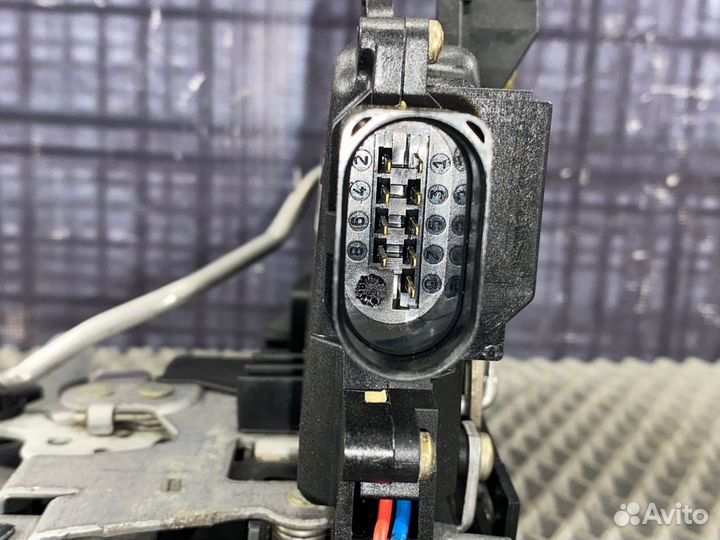 Замок двери передний правый Audi A6 C5 BES 2003