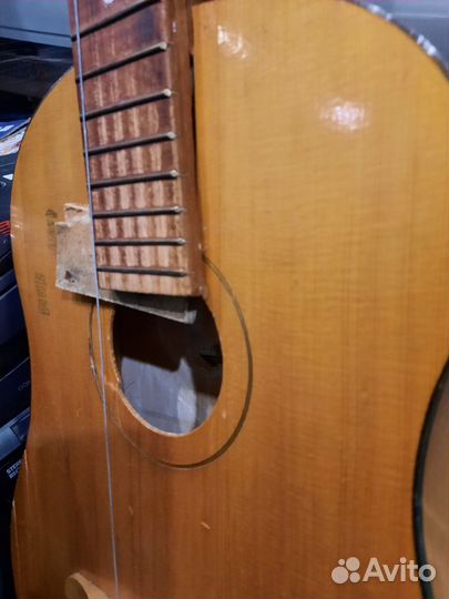 Гитара старая