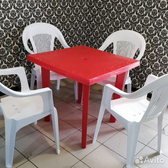 Стол и стулья