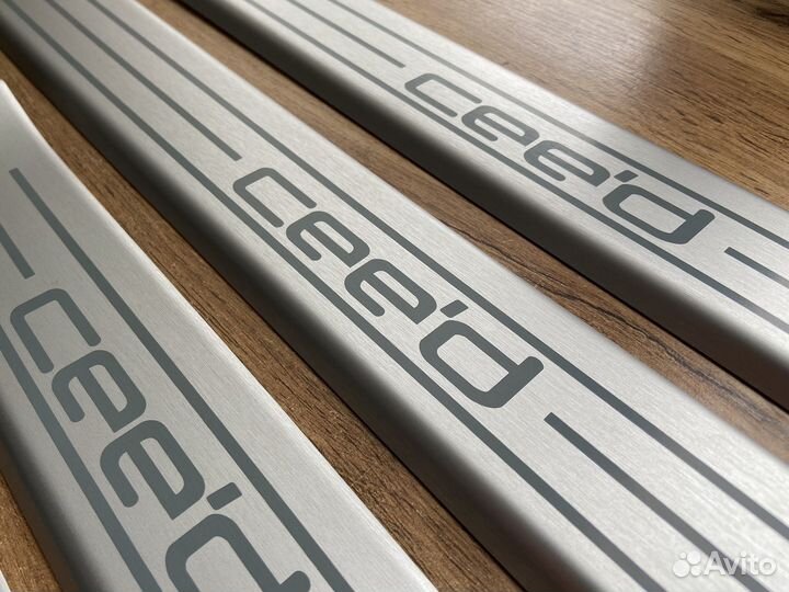 Оригинальные накладки на пороги Kia Ceed 1