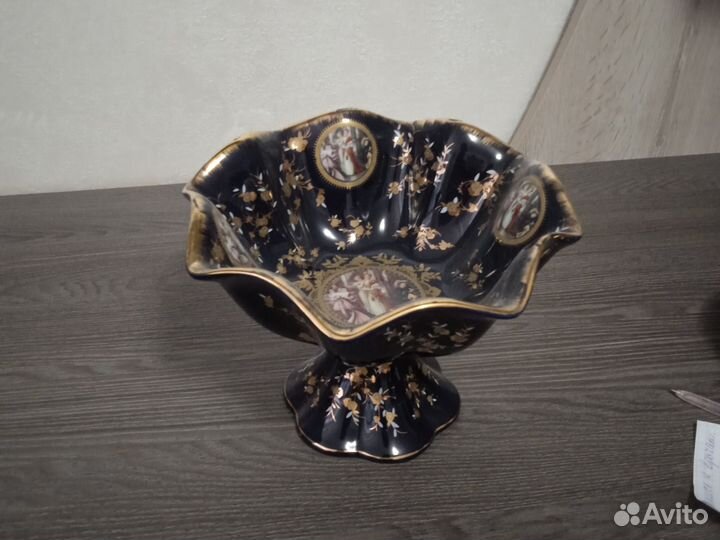 Ваза для фруктов на ножке