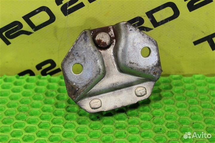 Петля замка багажника Toyota Town Ace Noah SR40