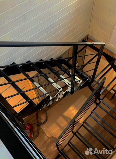Лестница с забежными ступенями под ключ