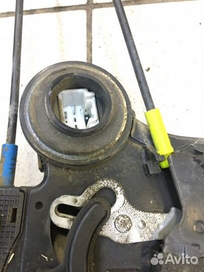 Замок дверной задний правый Toyota Land Cruiser