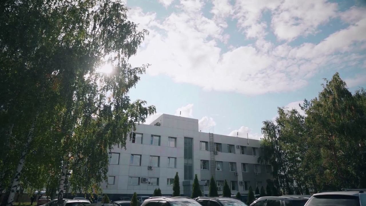 Жалаңаш жігіт пен қыздың нәзік құшағында