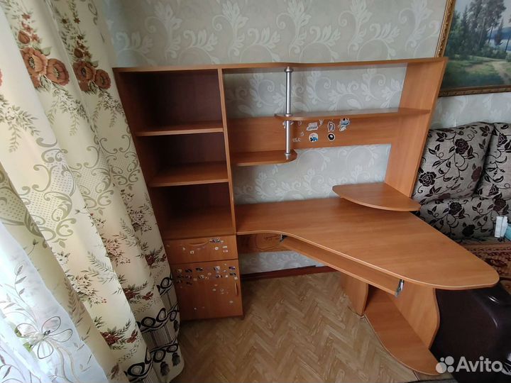 Компьютерный стол угловой с полками