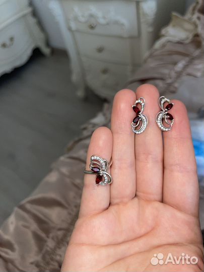 Серебряные серьги с гранатом