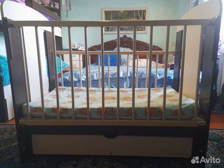 Детская кроватка с маятником и ящиком