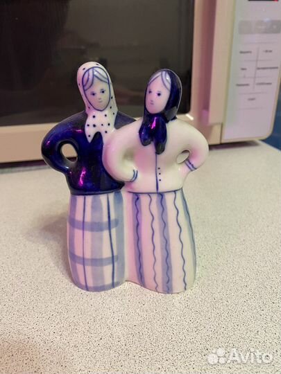 Статуэтка фарфоровая кумушки гжель