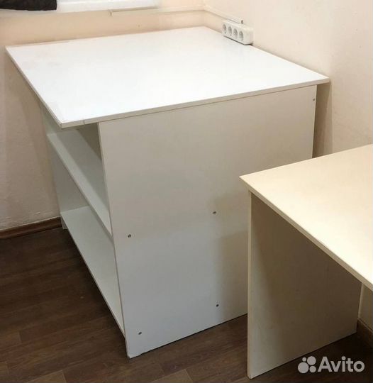 Стол с полками для хранения