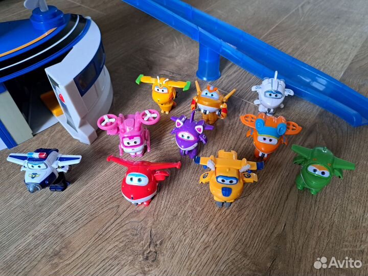 Супер крылья база и 10 самолетиков