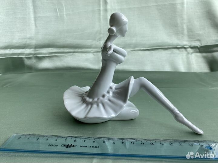 Фарфоровая статуэтка Балерина сидящая