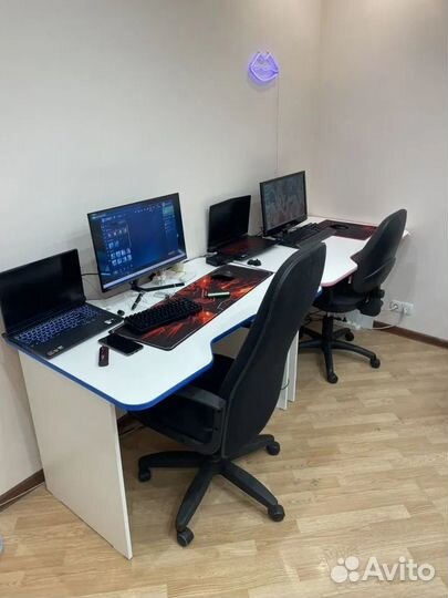 Геймерский игровой стол с двумя вырезами