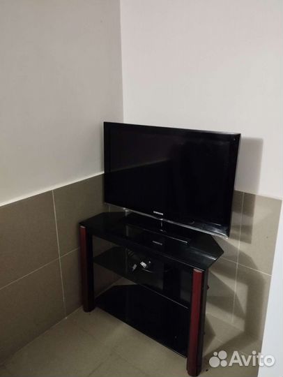 Стеклянная тумба и телевизор