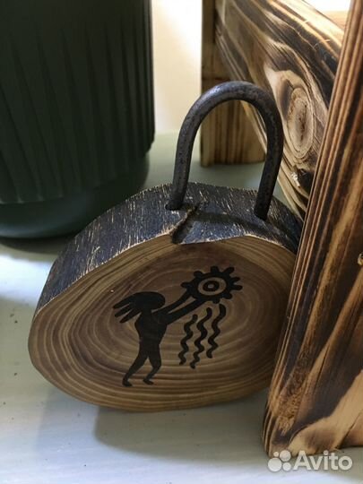 Знаки зодиака (стрелец, водолей) на спиле дерева