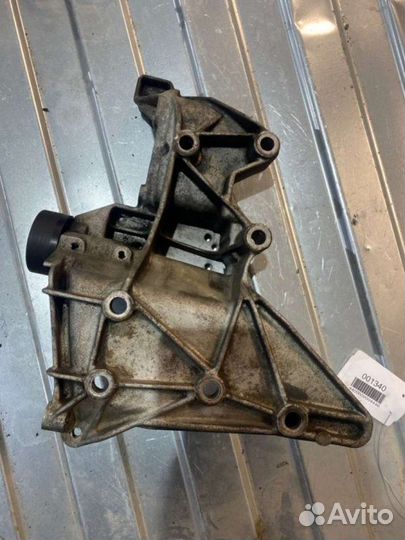 Кронштейн компрессора кондиционера Renault Laguna