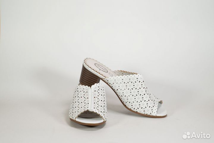 Босоножки белые 39