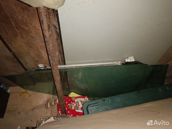 Боковое стекло