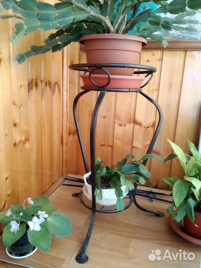 Металлическая подставка для цветов