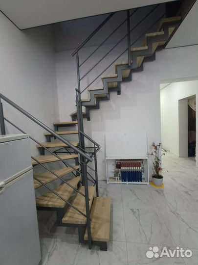 Лестница на металлокаркасе на заказ в дом