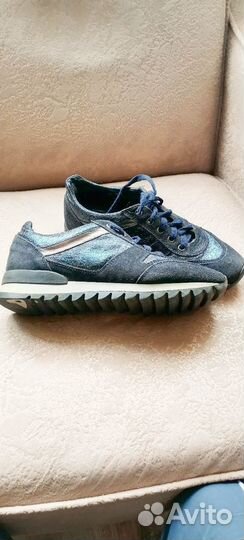 Кроссовки женские