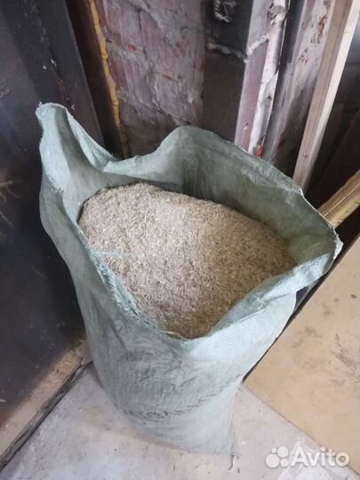 Сухие опилки в мешках