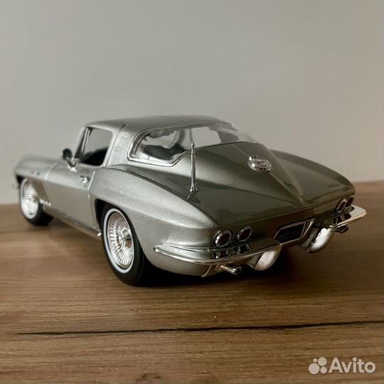 Модель автомобиля Chevrolet Corvette 1965 1/18