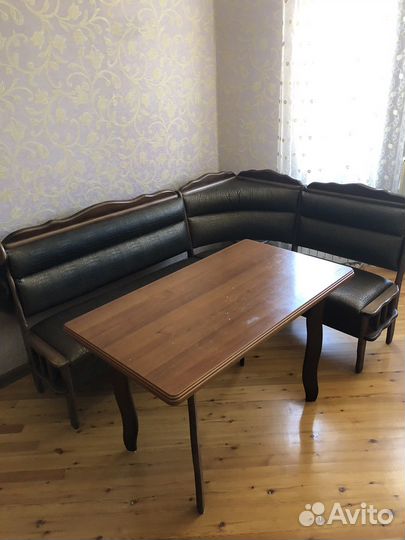 Кухонный уголок со столом