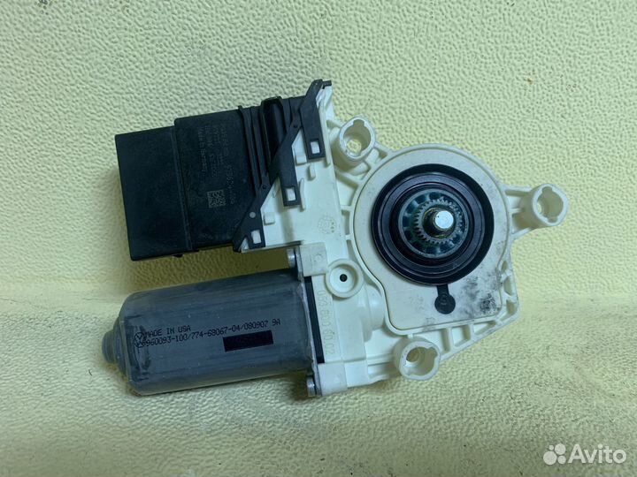 Моторчик стеклоподъемника задний левый
