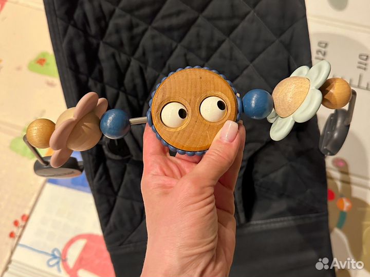 Шезлонг babybjorn с игрушкой оригинал