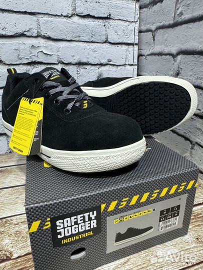 Рабочие кроссовки Safety jogger. Спецодежда