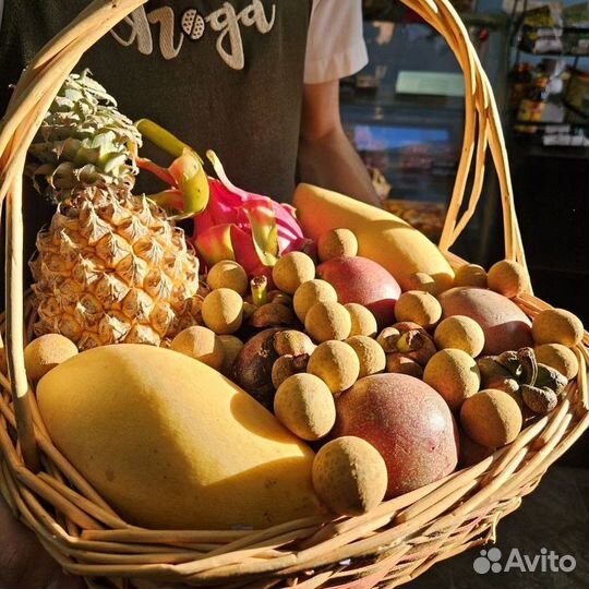 Корзина с экзотическими фруктами Таиланда