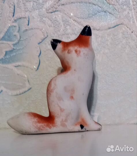 Коллекционная фигурка - статуэтка лисы. Фаянс