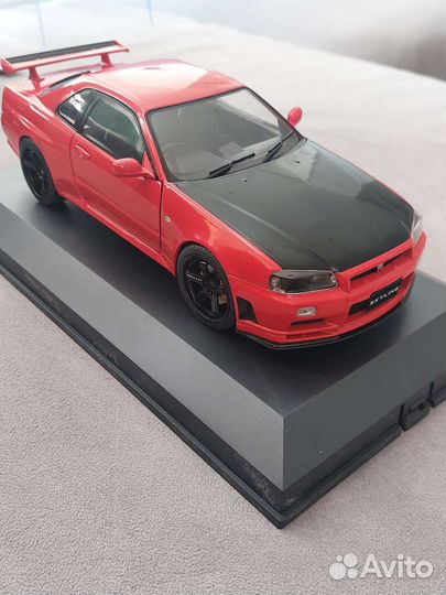 Nissan skyline gtr r34 1:18 Solido