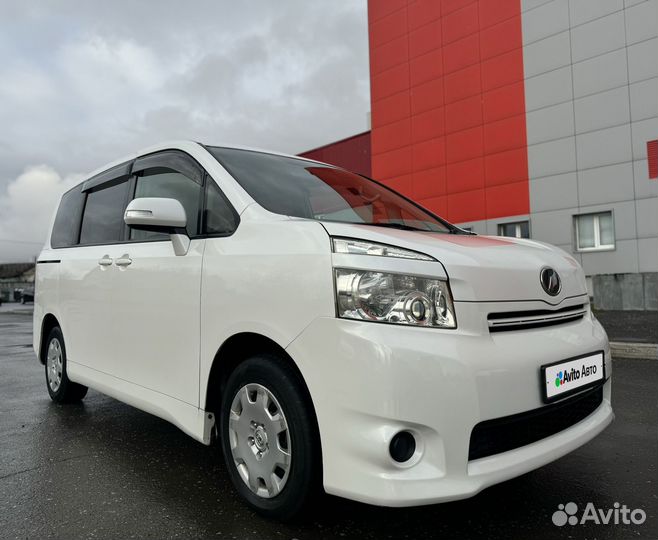 Toyota Voxy 2.0 CVT, 2010, 174 595 км