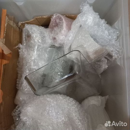 Разная посуда из IKEA (тарелки, форма, кружки)