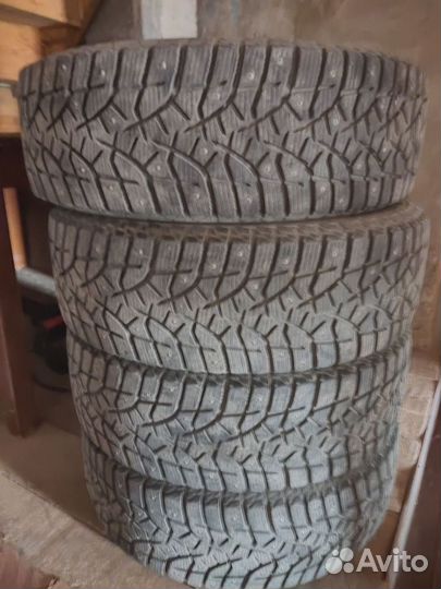 Bridgestone Blizzak Spike-02 SUV 215/65 R16 98T